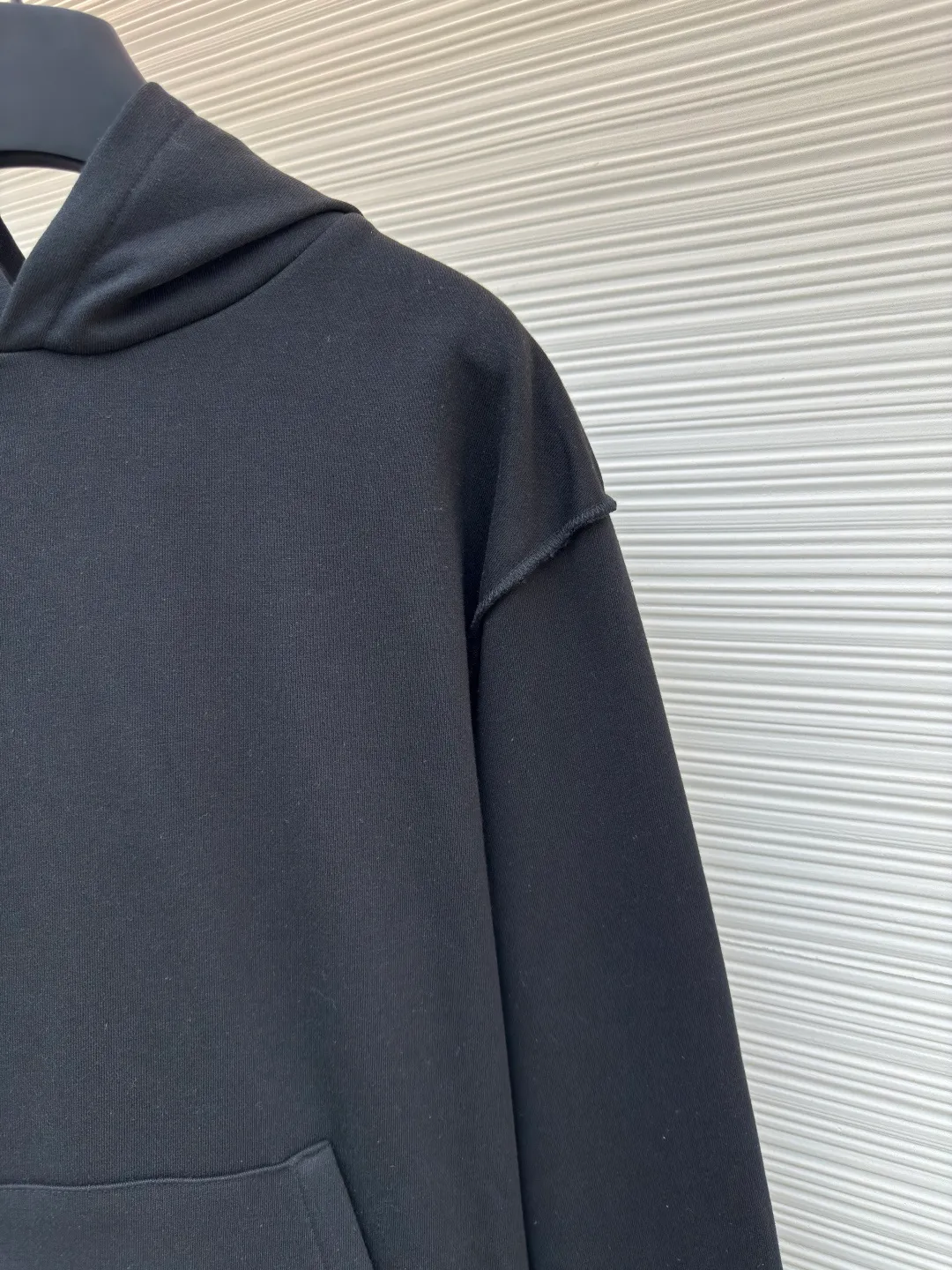 LOUIS VUITTON solid color pullover hoodie long-sleeved sweatshirt ●Authentic product: Purchased and developed by 7899 ●Item number: 1680506-A60 ●Fabric: fleece sweatshirt fabric ●Technology: spliced ​​and recycled ●Version: fitted version ●Weight: about 650g ●Size: S-M-L-XL ●Description: Trendy brand double-strand 360g fleece sweatshirt material. 2*2 trendy brand thread 400g, machine-made hardware, splicing and return, fabric fermentation washing, customized 1:1 hardware, customized 1:1 trademark. The overall wiring is straight and delicate, the fabric is comfortable and soft, and the color is consistent without color difference. It can be matched with the same style to create a fashionable look and control various occasions. Customized accessories, complete with three standards, same style for men and women!